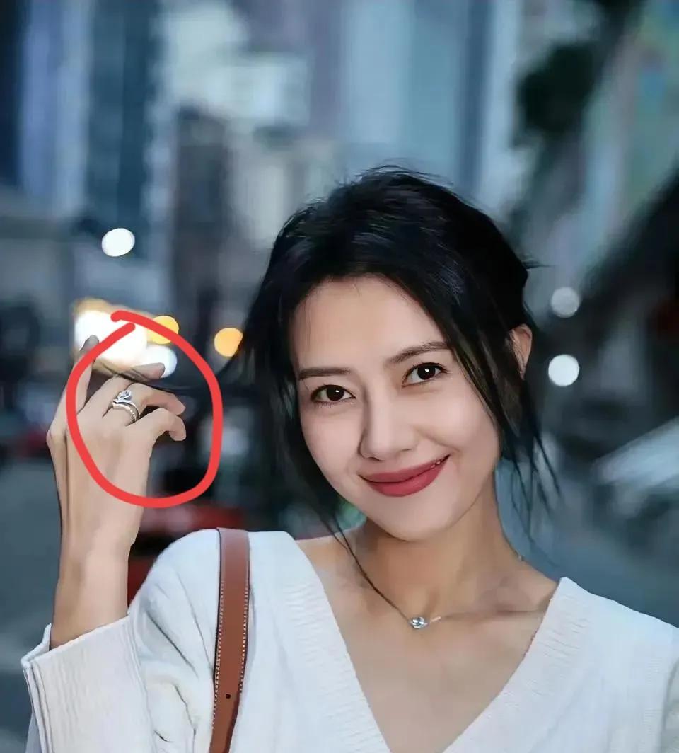 为了高圆圆这张脸都吵疯了，45岁的人长这样，她是医美做的太好还是天生抗衰不医
