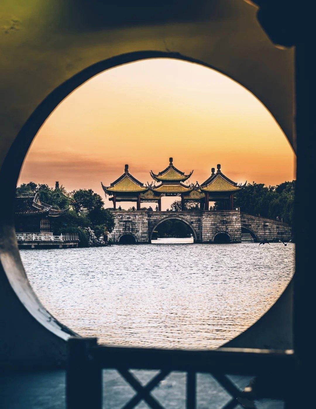 我有个同学，十分优秀。他当老师时，是重点高中重点班的老师，还是班主任，培养出了众