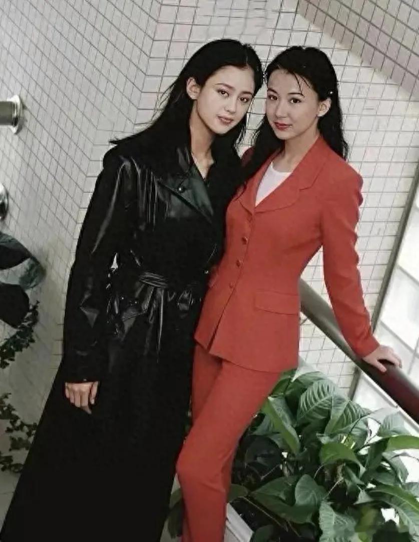 这张拍摄于1995年的照片，怎么感觉“台湾第一美女”的萧蔷，颜值反而不如陈红。两
