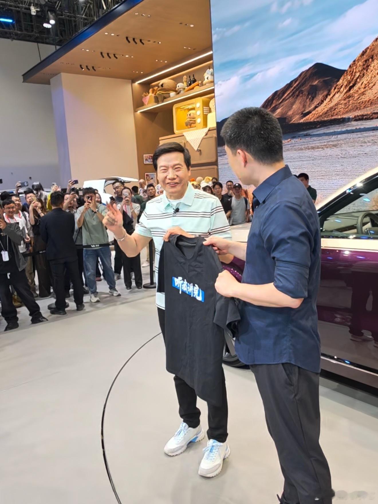 雷军送李想印着“听我讲完”的T恤，也是车企圈大佬之间的趣味互动。李想的回应也很从