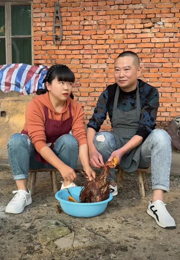 乡村生活杀鸡趣闻家庭时光，男人见了美女都是这样的吗？“采菊东篱下，悠然见南山