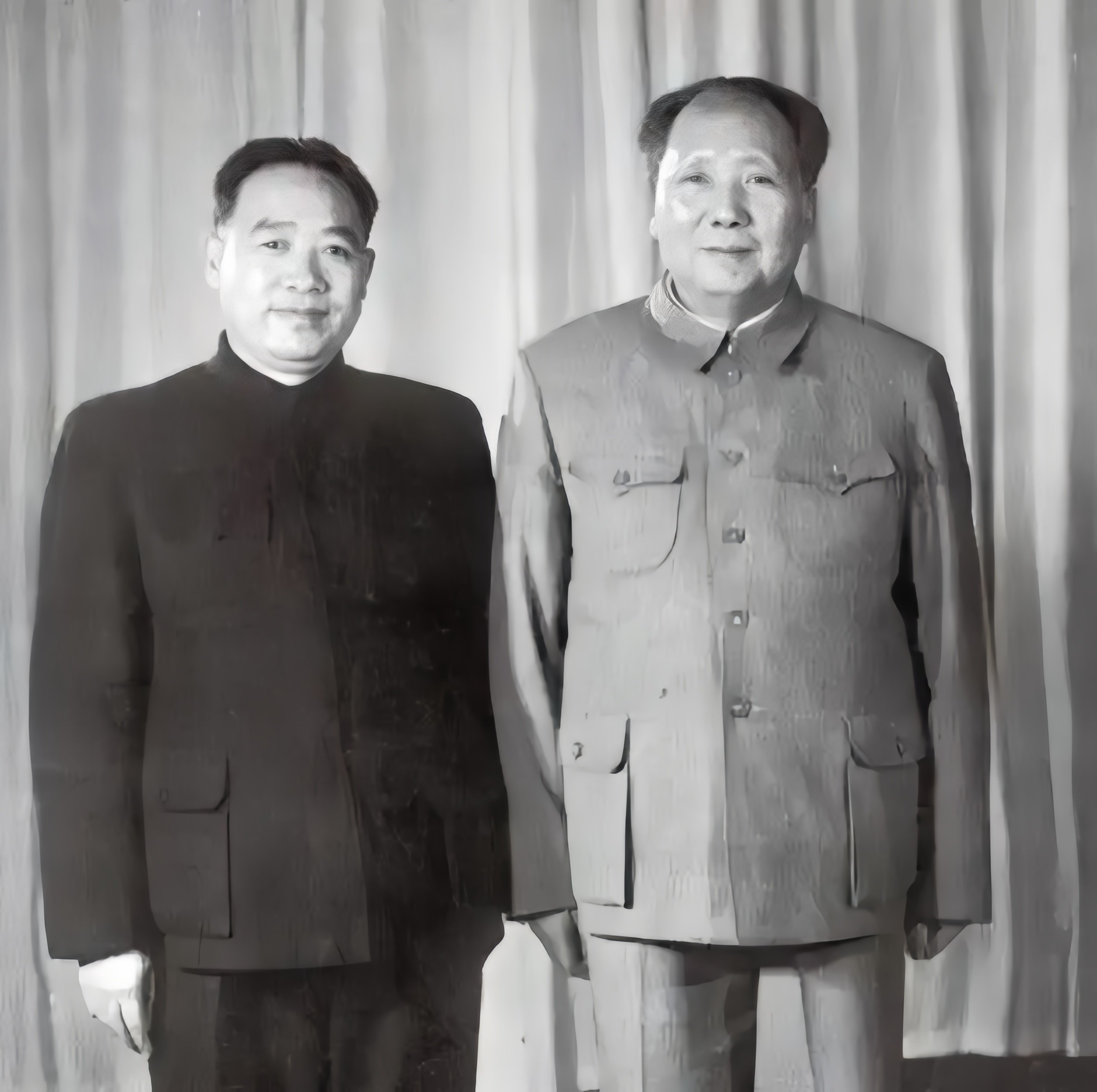毛主席站在边上，最右边是湖北省委书记王任重，左三是上海市委书记柯庆施。中间C位是