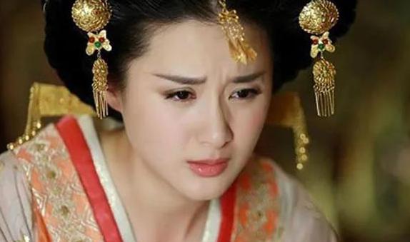 公元前130年，一群太监闯进了陈阿娇的寝宫，惊扰了正在榻上休息的皇后。她厉声呵斥