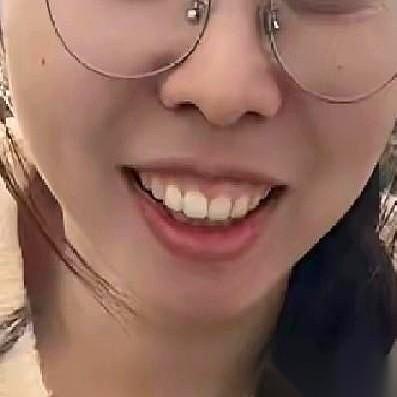 十箱酸辣粉，寄给“八加一”。我当时就想，这年头，连表达个亲近都得打上摩斯密码了