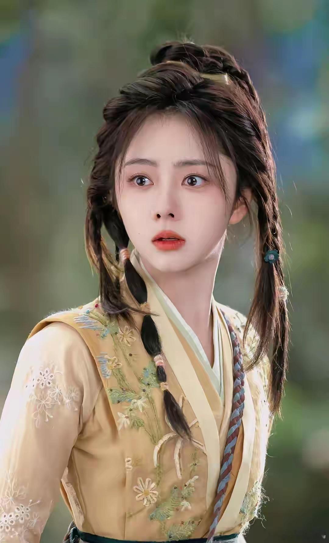 别再夸谭松韵“冻龄”了，那根本不是重点。她今年35岁。接到《逍遥》里肖瑶这个角色