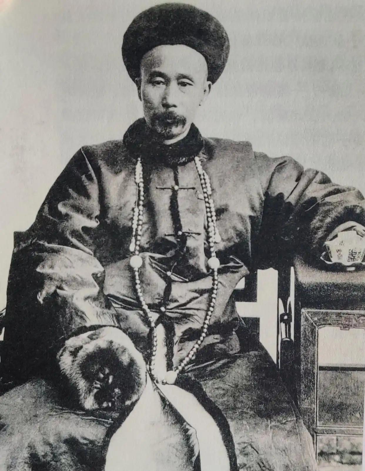 1863年，丧妻两年后，李鸿章决定再娶一房夫人，大婚当天，新娘的陪嫁丫鬟冬梅，无