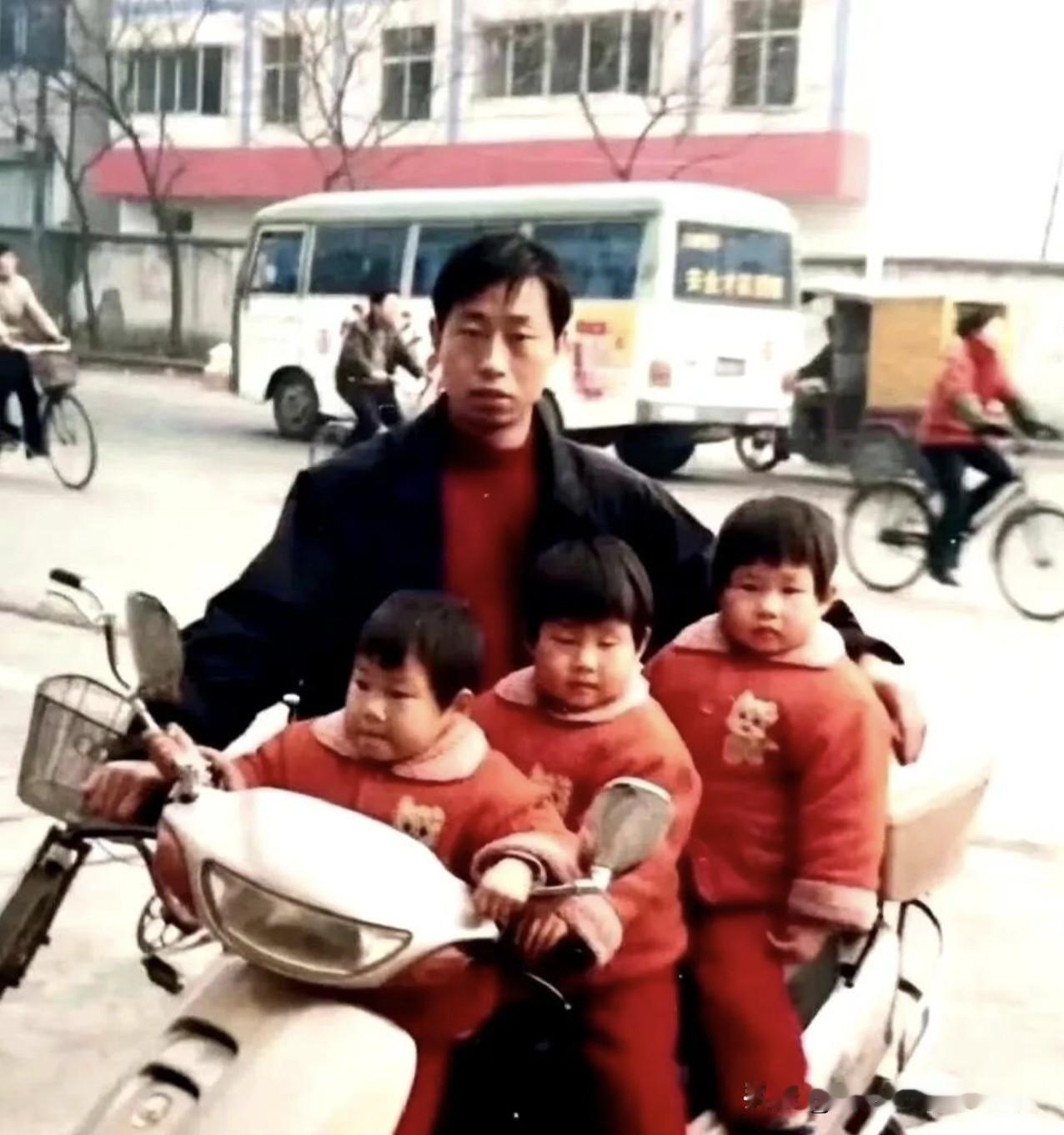 20年前都笑话人家三个女儿，20年后看看谁还笑得出来！羡慕不？