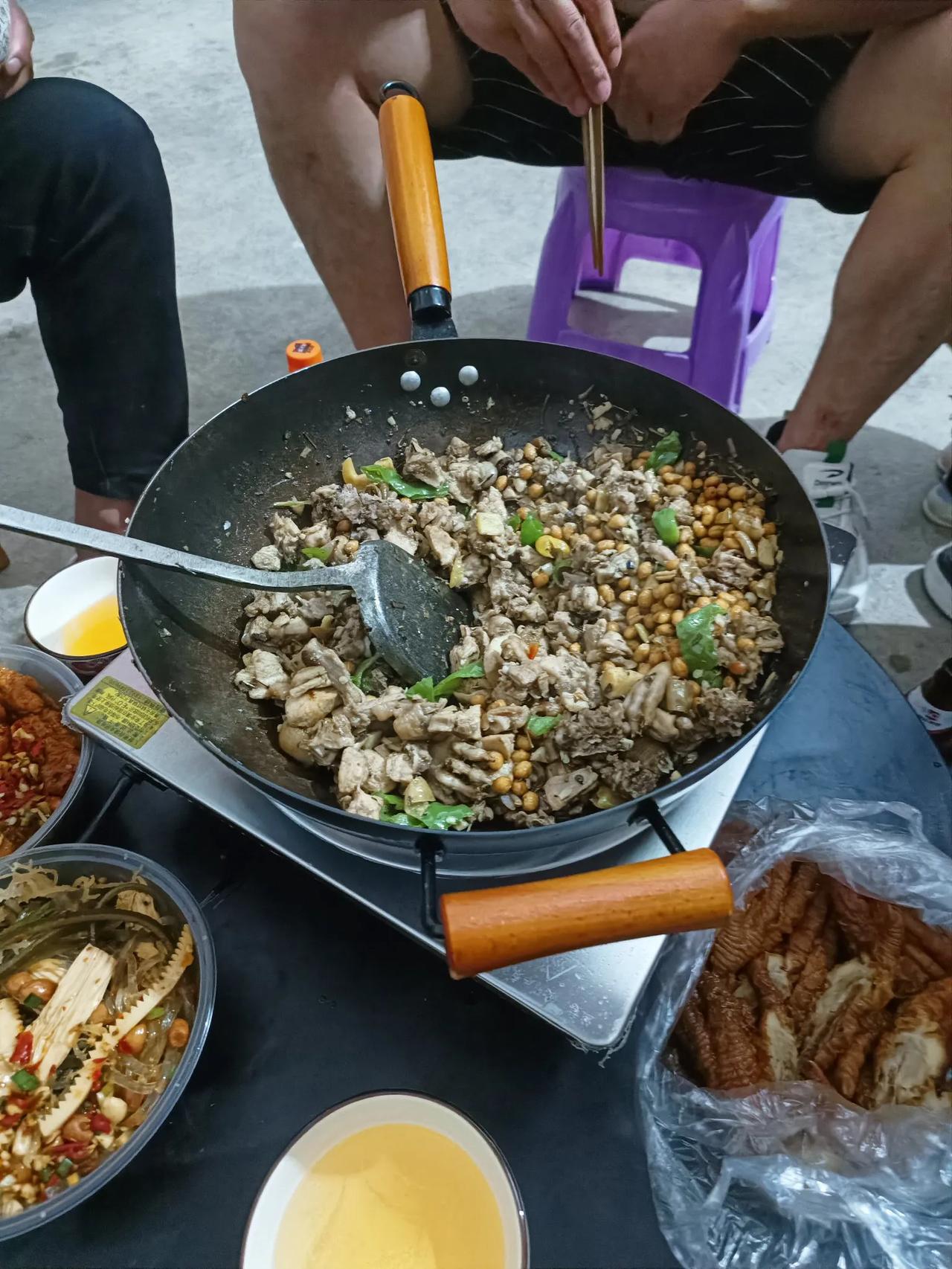 在广西桂林灌阳吃饭，不管汤的还是炒的多数都是一锅吃的，边热边吃，都是吃火锅的！这