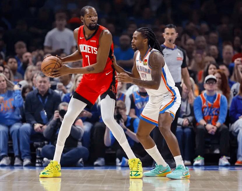 都解决不了，所以无毒卡放弃了，直接让五个人都持球打，你看看阿门突破投篮，伊森突破