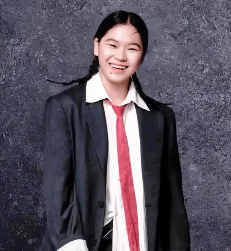 发现没有？全红婵有一个非常玄学的地方。不管她是刚出道，还是首次上杂志，都可以称