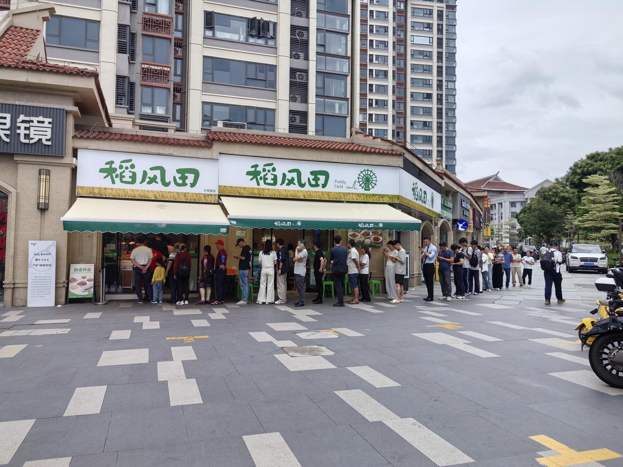 这种类型店在厦门好火，到处都有开！这家刚开不久，来吃的人好多，排老长的队伍了。