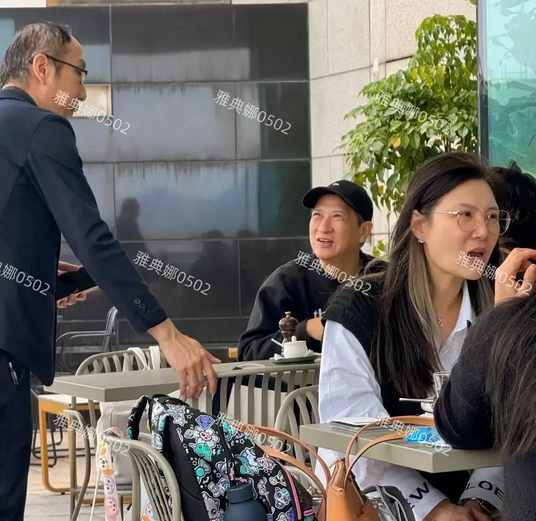 张家辉一个人在中环茶餐厅扒饭被拍到，灰色卫衣素颜，没助理没保镖，自己扫码点了个叉