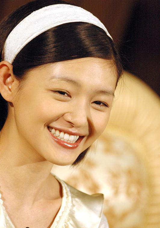 大S那张脸哪儿都没变，变的是眼睛里那口“气”没了！最近她最后一次公开露面的照片又被翻出来，出席小S公