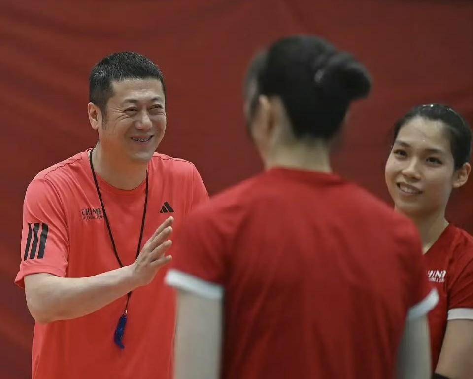 中国女排备战明天晚上打法国女排的比赛！吴梦洁这扣球高度有点恐怖啊，你看图二这张照