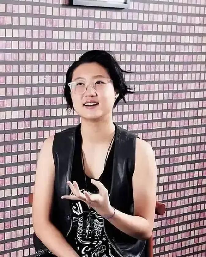 一张海报先炸了锅。配色，西红柿炒蛋水平。构图，像三流页游广告。署名，吴卓林