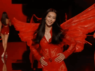刘雯第二套刘雯维密大秀第二套LOOK！两套不一样的风格，都好美大表姐表现