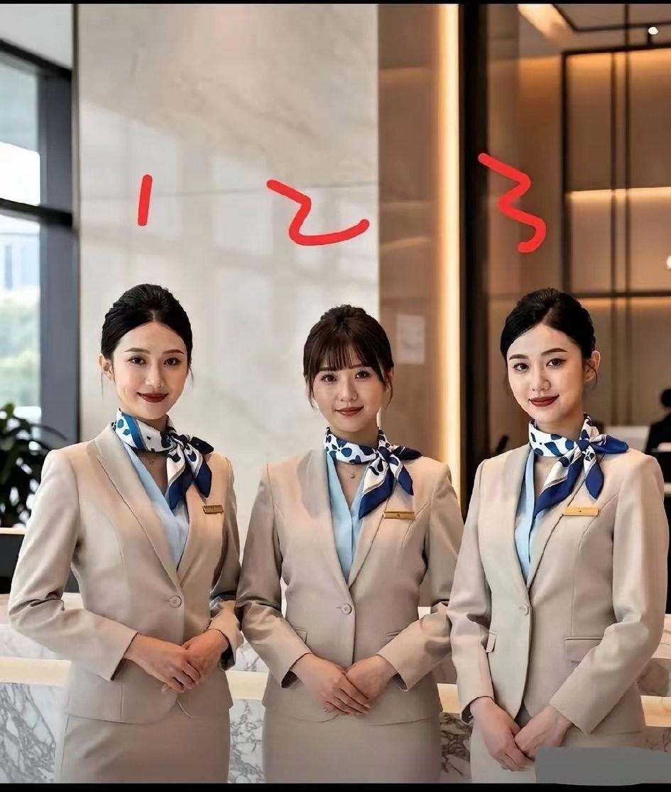 三位小姐姐从事酒店服务行业，中间有一位是经理，您能猜到是哪位吗？说明理由。