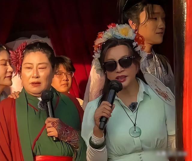 看了刘晓庆和王婆的同台活动，我明白了一个道理，那就是人永远也看不透另一个人的