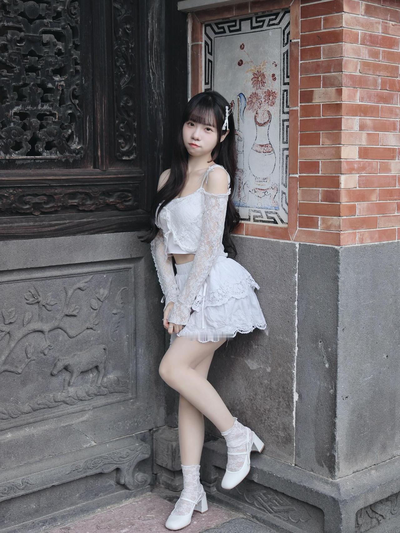 复古少女风，白裙与红砖墙的完美结合，尽显优雅与怀旧。又纯又欲的女生，究竟有多招人