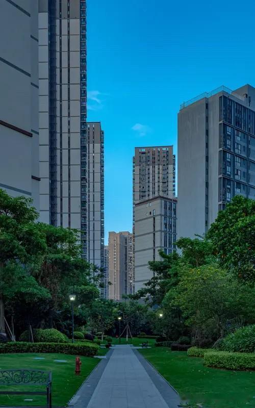 选择城市，就是选择国运的赛道；选择板块，就是判断城市财富的流向；选择楼盘，就