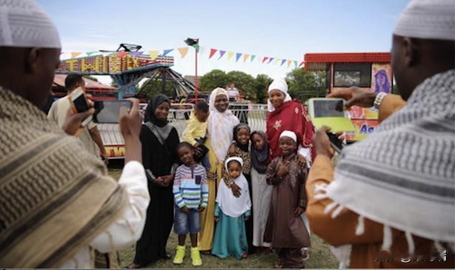 英国工党首相斯塔默上台一年多的奇葩变化:难民取代了工人，依赖取代了贡献。