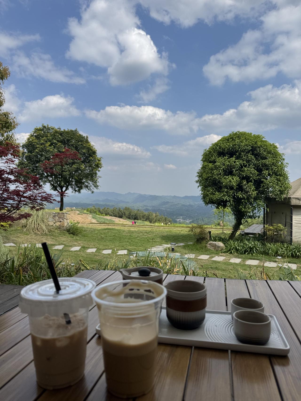 周末，朋友临时邀约，到都江堰这个山上的民宿来住一晚。朋友两口子丁克，女方是我