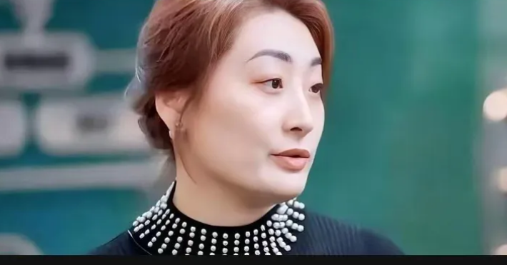 杜建英哭都哭不出来了，本来想爆料说大小姐极端到，冰箱都要装监控，结果网友们都发现