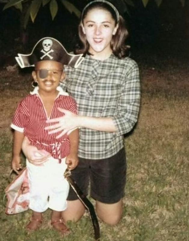 1961年，18岁的奥巴马母亲被黑人穷小子骗婚生子抛弃，她却一直告诉儿子：“你爸