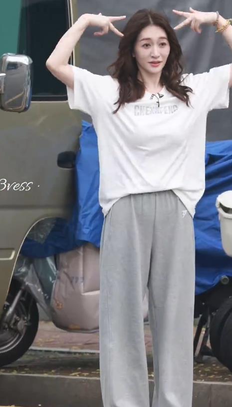 今天李小冉在录制浪姐的时候搭配的很有清新时尚感，看起来也特别的显年轻。李小冉