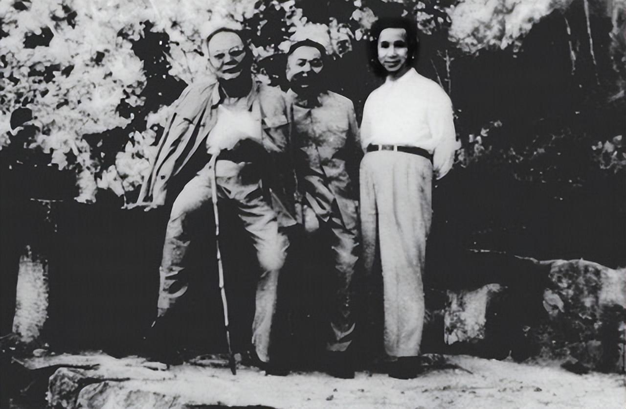1959年庐山会议留影，叶剑英与粟裕面带微笑，神态自然，意外的是特意让c位给中间