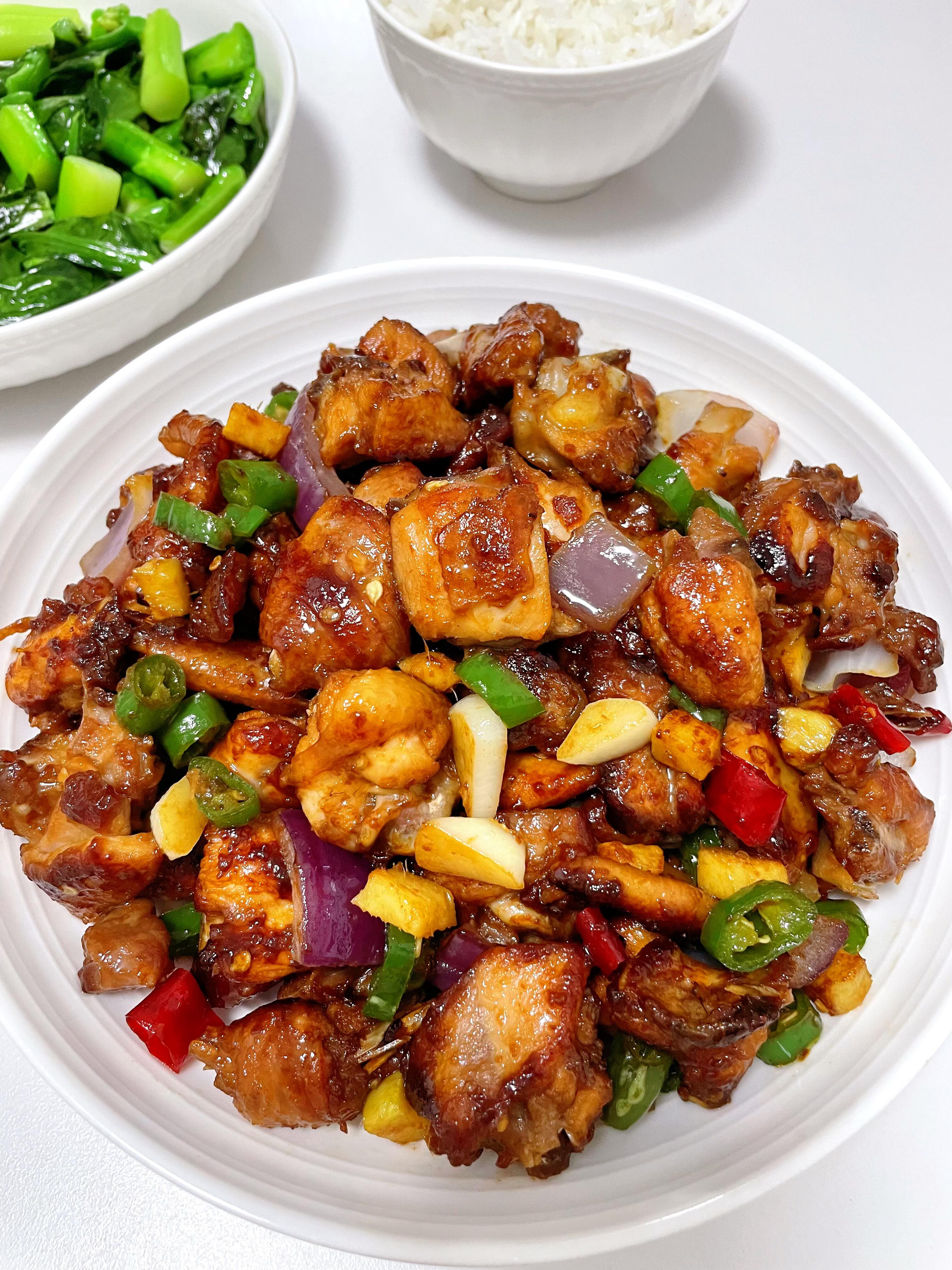 农家小炒鸡太喜欢吃这种炒的干香的鸡肉了！！这个做法非常简单，全程不用加水就这样