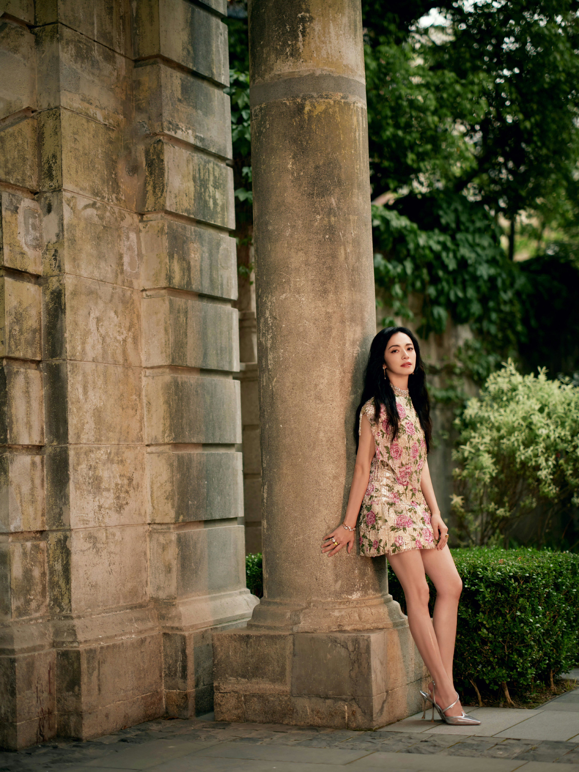 姚晨，刺绣花裙，高跟美腿，优雅气息尽显。