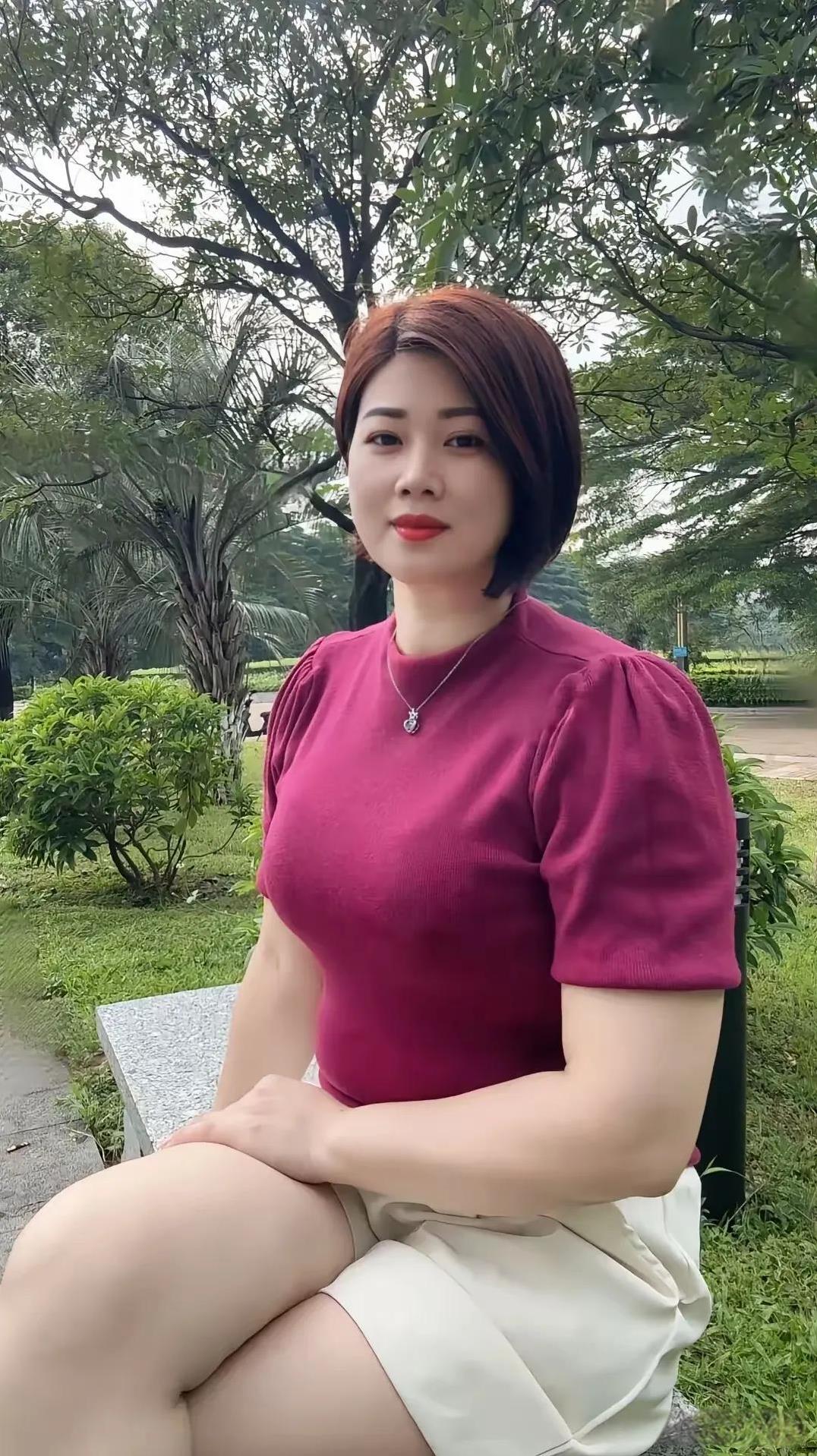 暑假中的小浪漫暑假的午后，她坐在公园石凳。紫红色上衣像夏日浆果，泡泡袖漾起温柔