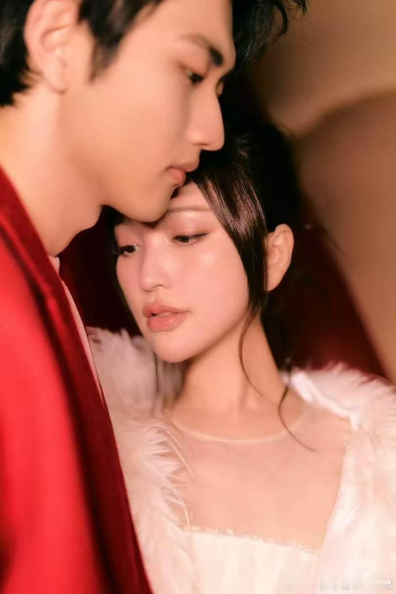 谁能像金莎爱孙丞潇一样爱我被金莎的恋爱脑甜晕！刚出证件照就夸老公帅，眉眼鼻唇全是