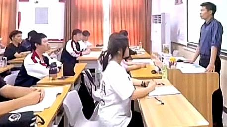 课堂上老师出了道趣味题：把一斤细盐和一斤白糖混在一起，该怎么分开？台下学生们立刻