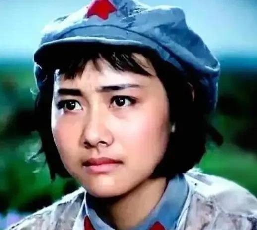 1937年，一西路军女战士被马家军军官领回家准备卖掉，她瞅准机会逃了出来。路上一