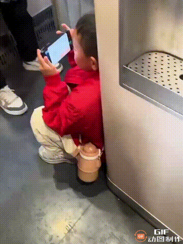 管管这个孩子吧！四川成都一位网友乘坐火车时，看见一个家长把自己的手机拿给孩子玩游