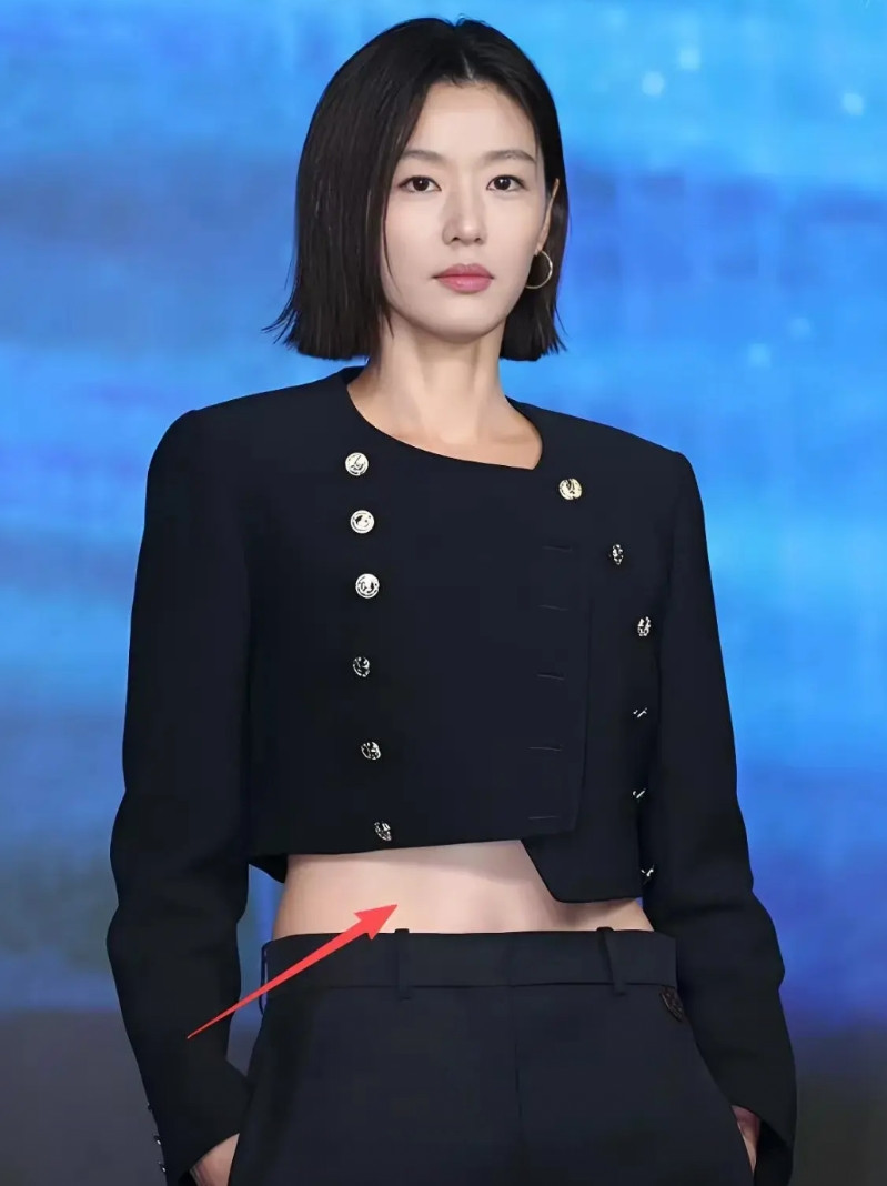 她自己就是资本，在韩国国内没人敢欺负她，所以不存在被逼被强迫去说这些台词的可能性