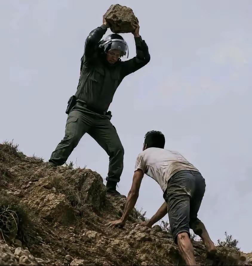 从摩洛哥偷渡到西班牙飞地休达的摩洛哥非法移民万万没有想到，西班牙的国民警卫队都没