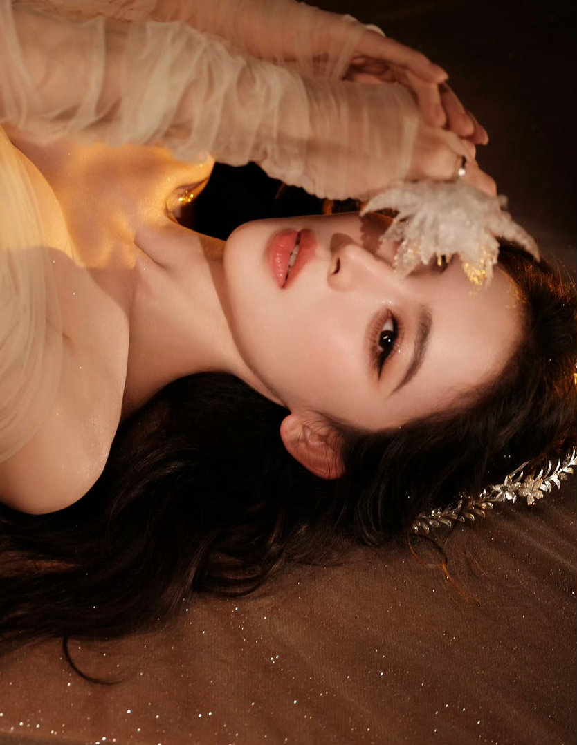 娜扎发图狂魔娜扎美到一定程度就会有神性不愧是发图狂魔！娜扎湾区升明月写真海量释出