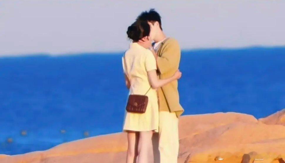 关晓彤李昀锐海边踮脚吻，我记得她以前从来不接吻戏啊？这场面鹿晗看到真的不会吃醋吗