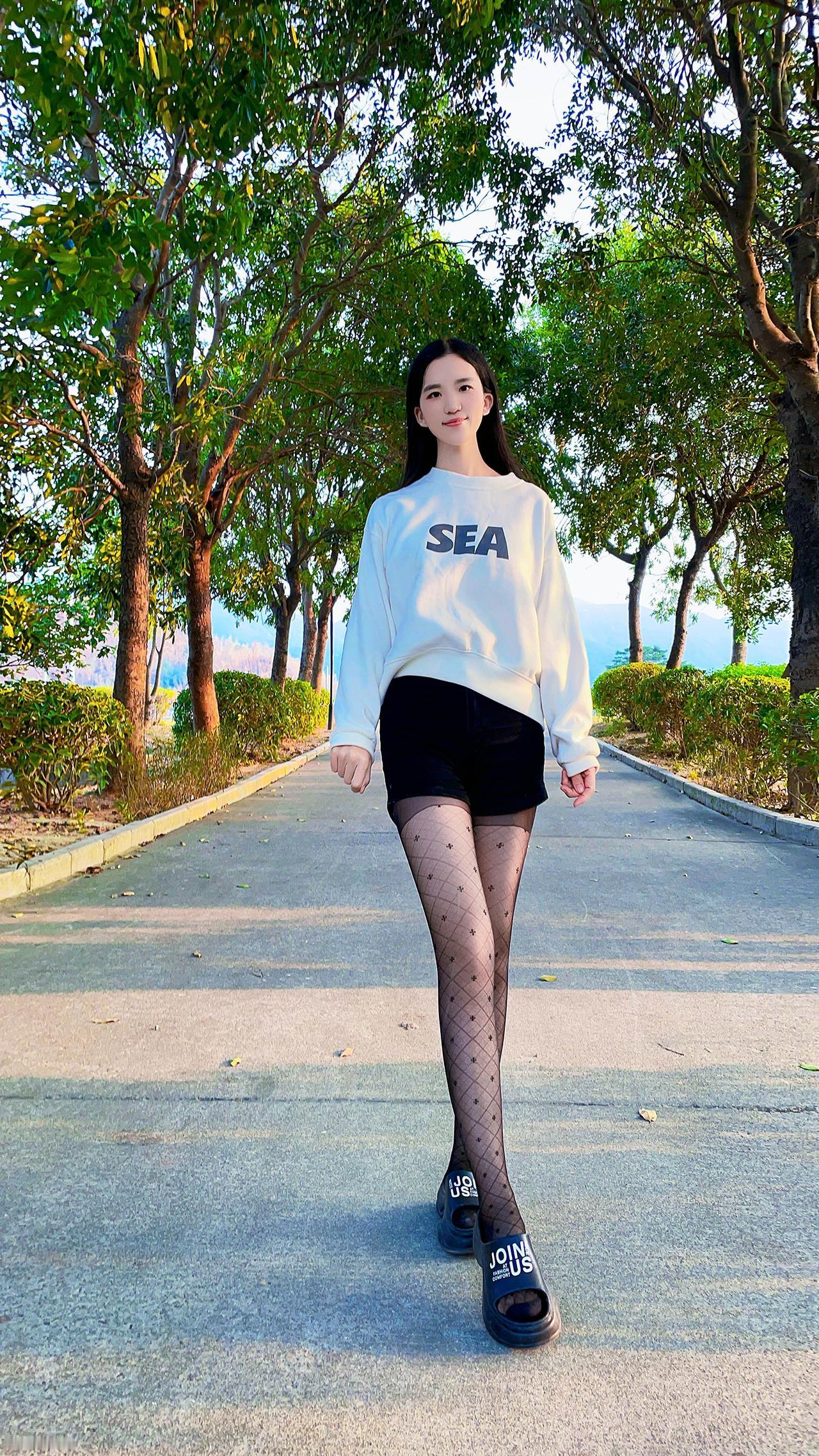 你未来的样子，藏在你现在的选择里。种草激励计划黑丝ootd穿搭美女