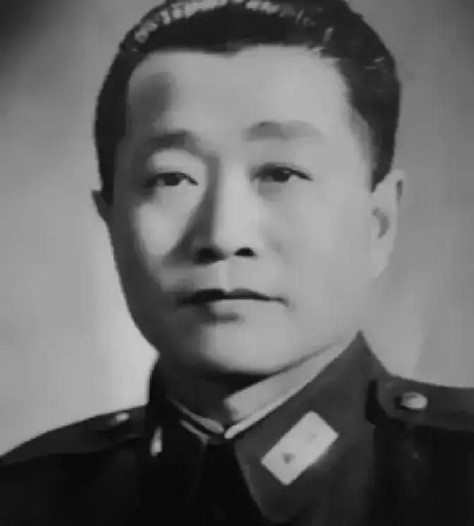 1927年，周恩来被捕，谁料，审讯他的人，竟是他的学生，他凑近周恩来，轻声说：“