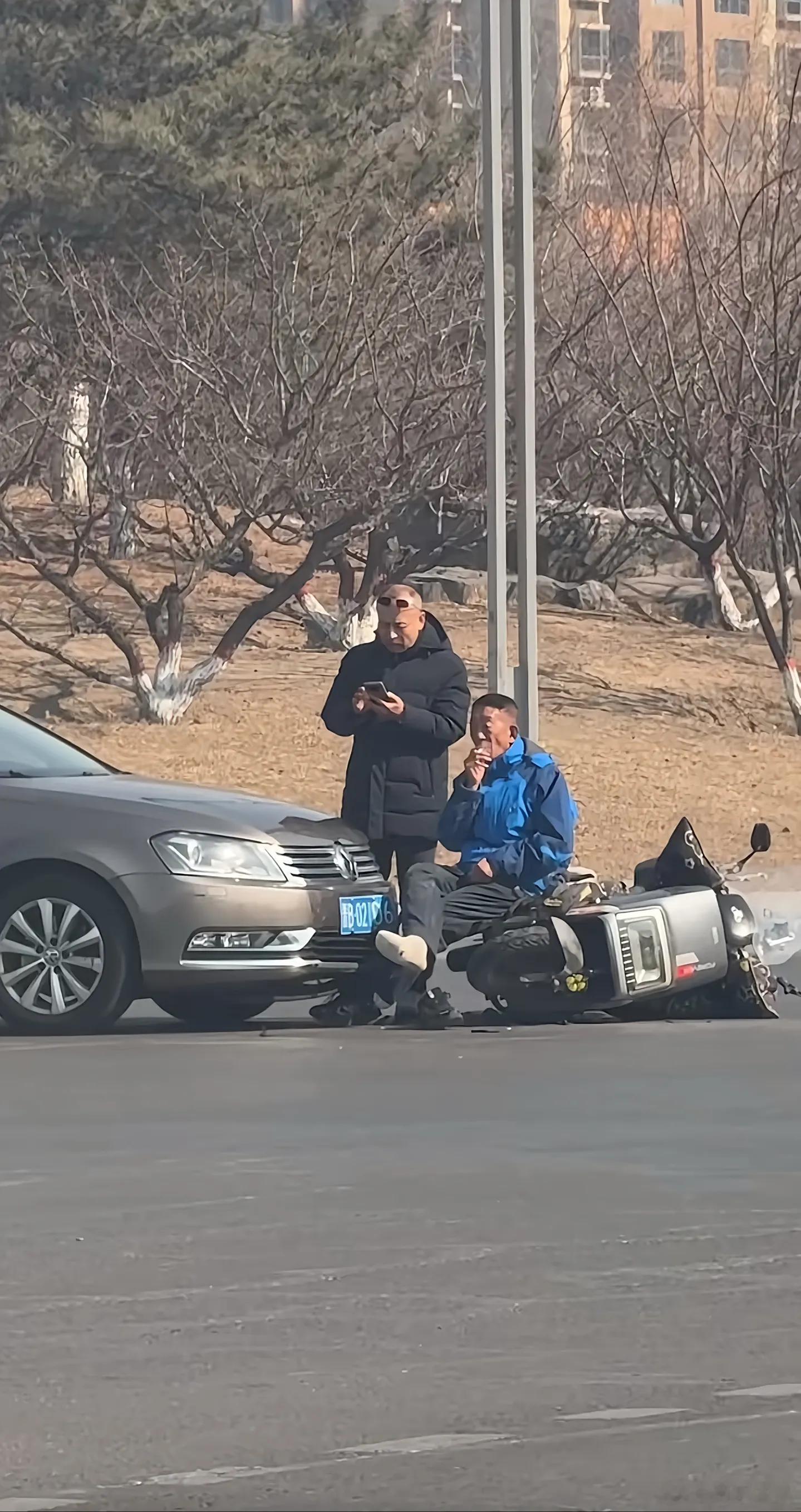 大爷知道自己赚了今年的第一桶金，鞋都来不及穿，就爬起抽支烟，泰然自若；再看迈腾大