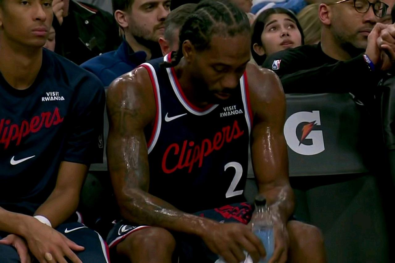 续约卡逆天！合同卡无敌！我算是看过乔丹打球了，当你看到小卡坐在替补席酣畅淋漓