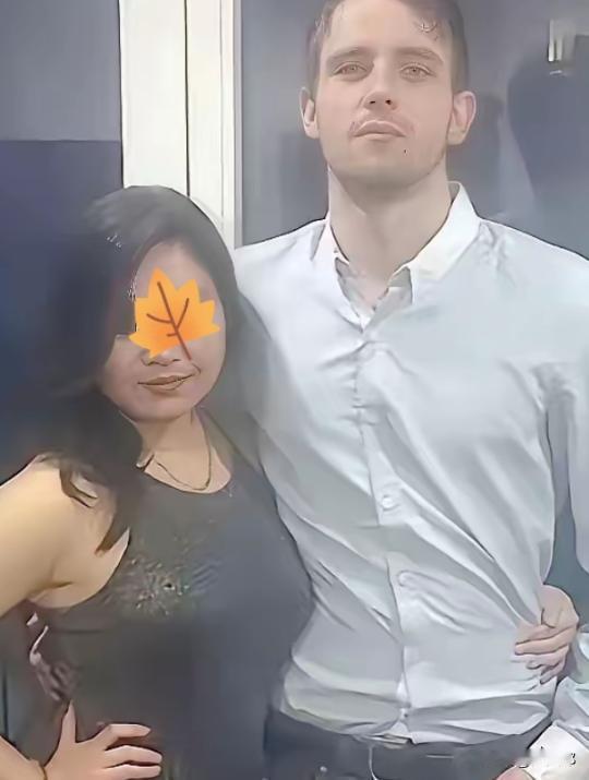 凌晨一点半，一个24岁的中国女孩开始挨打，打到早上八点半，她没了人形，下颌骨