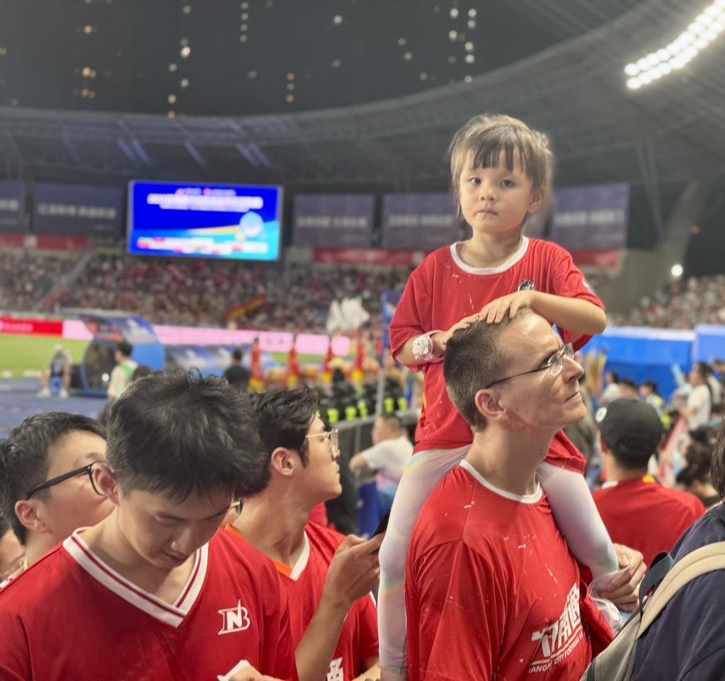 如果各省的省超都能办得像苏超一样热闹，中国确实也不需要看世界杯了。作为一个业余