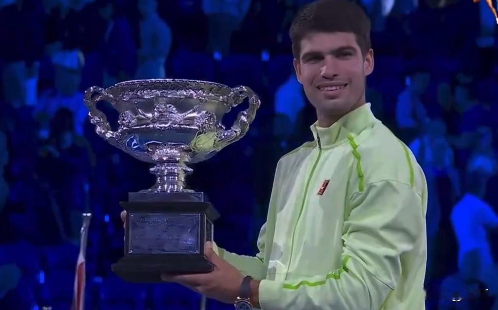 新老球王交替：这种镜头今后很难看到了！一边是年纪轻轻的阿尔卡拉斯，一边是接近