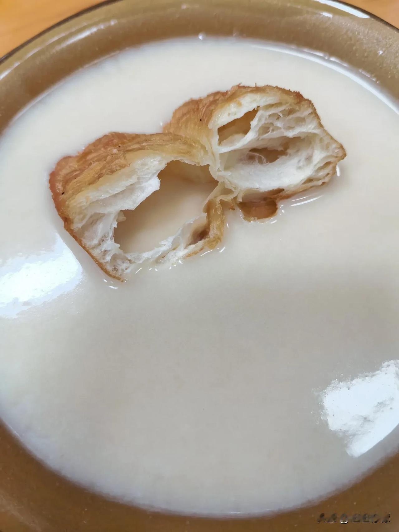 今天的早饭来得有些晚，我是最后一个起床的。油条两元一根，豆浆两元一碗，鸡蛋饼两元