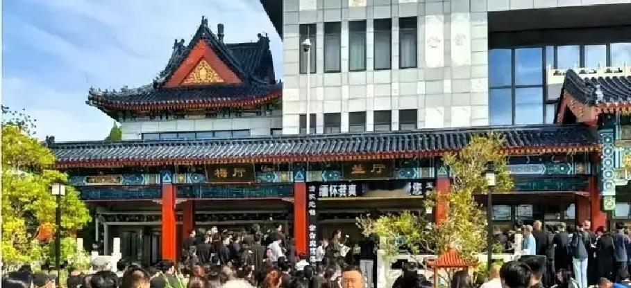 龚爽走了，阎维文的微博安安静静。网上有人翻了他的账号，说带了这么多年的徒弟，连一句“一路走好”都没有